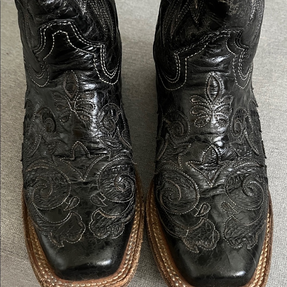 Elegant Black Embroidered Heeled Boots - image 5